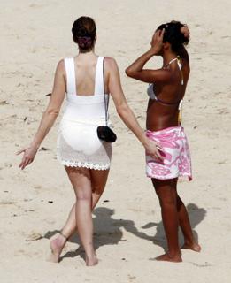 Stephanie Seymour feet photo thumbnail