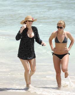 Stephanie Seymour feet photo thumbnail