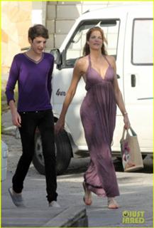 Stephanie Seymour feet photo thumbnail