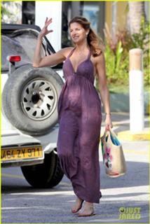 Stephanie Seymour feet photo thumbnail