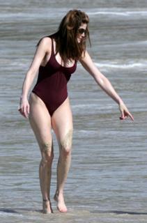 Stephanie Seymour feet photo thumbnail