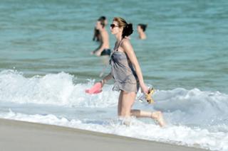 Stephanie Seymour feet photo thumbnail