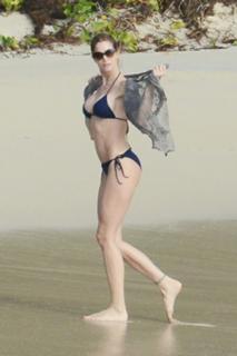 Stephanie Seymour feet photo thumbnail