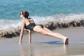 Stephanie Seymour feet photo thumbnail