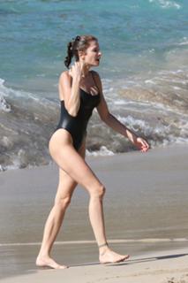 Stephanie Seymour feet photo thumbnail