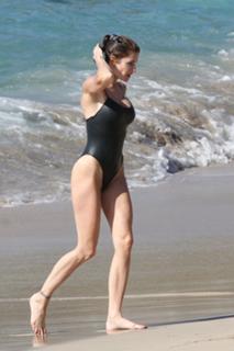 Stephanie Seymour feet photo thumbnail