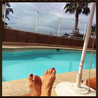 Stephanie Szostak feet photo thumbnail