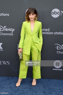 Stephanie Szostak feet photo thumbnail