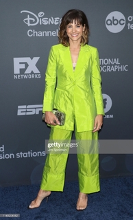 Stephanie Szostak feet photo thumbnail