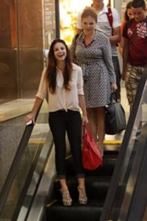 Sthefany Brito feet photo thumbnail
