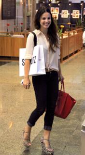 Sthefany Brito feet photo thumbnail