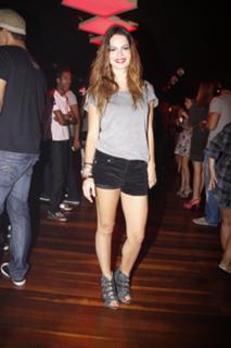 Sthefany Brito feet photo thumbnail