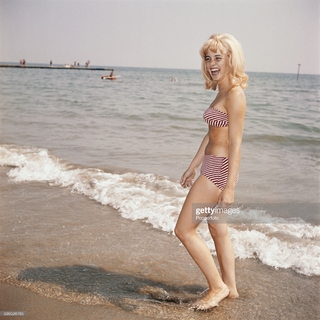 Sue Lyon feet photo 11