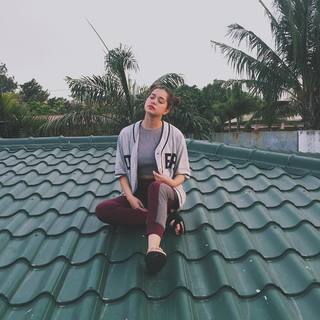 Sue Ramirez feet photo 8