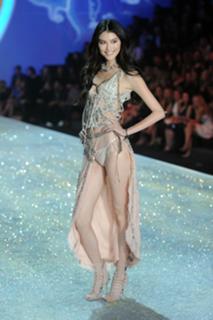 Sui He feet photo 9