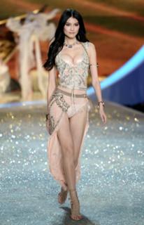 Sui He feet photo 8