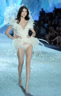 Sui He feet photo 3