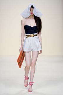 Sui He feet photo 1