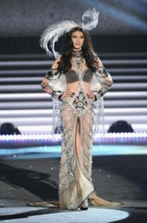 Sui He feet photo 1