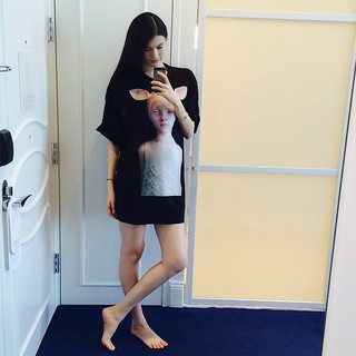 Sui He feet photo 2