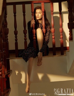 Sui He feet photo 3