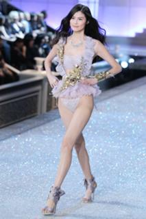 Sui He feet photo 16