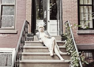 Suki Waterhouse feet photo thumbnail