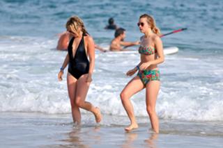 Suki Waterhouse feet photo thumbnail