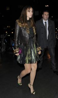 Suki Waterhouse feet photo thumbnail