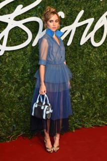 Suki Waterhouse feet photo thumbnail