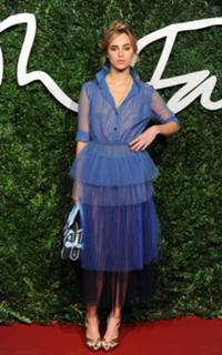 Suki Waterhouse feet photo thumbnail