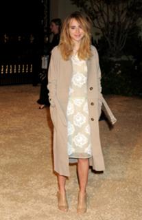 Suki Waterhouse feet photo thumbnail