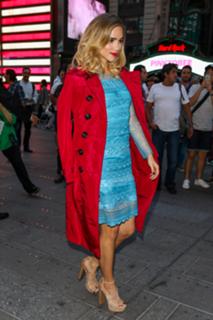 Suki Waterhouse feet photo thumbnail