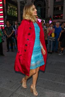 Suki Waterhouse feet photo thumbnail