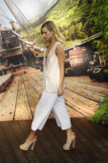 Suki Waterhouse feet photo thumbnail