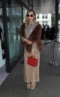 Suki Waterhouse feet photo thumbnail