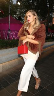 Suki Waterhouse feet photo thumbnail