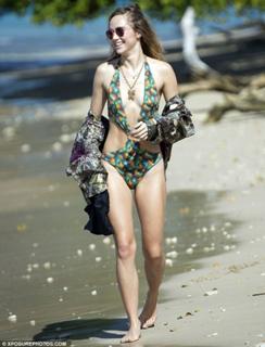 Suki Waterhouse feet photo thumbnail