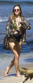 Suki Waterhouse feet photo thumbnail