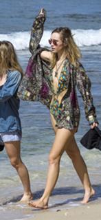 Suki Waterhouse feet photo thumbnail