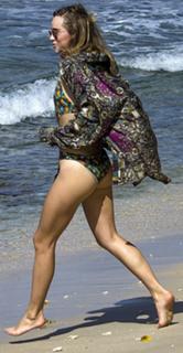 Suki Waterhouse feet photo thumbnail