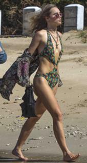 Suki Waterhouse feet photo thumbnail