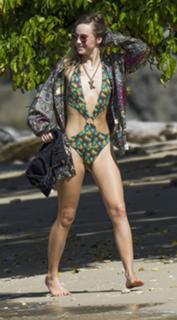 Suki Waterhouse feet photo thumbnail