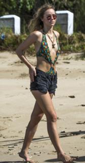 Suki Waterhouse feet photo thumbnail