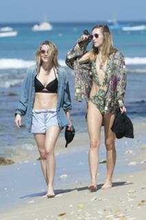 Suki Waterhouse feet photo thumbnail