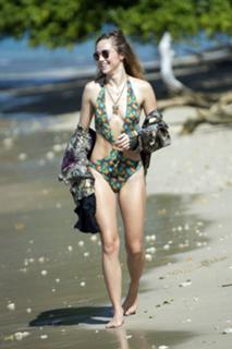 Suki Waterhouse feet photo thumbnail