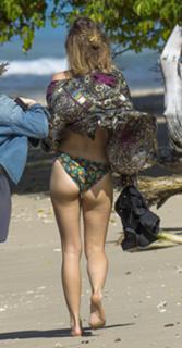 Suki Waterhouse feet photo thumbnail