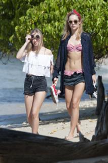 Suki Waterhouse feet photo thumbnail