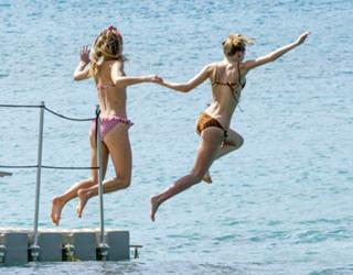 Suki Waterhouse feet photo thumbnail