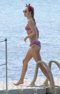 Suki Waterhouse feet photo thumbnail